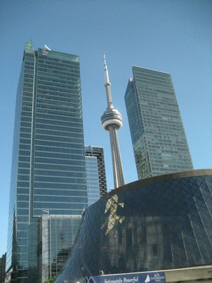 La tour CN au centre de la photo culmine à 553,33 mètres