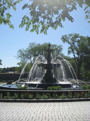 L'ancienne fontaine de Tourny  Bordeaux trne  prsent en face du parlement qubecois