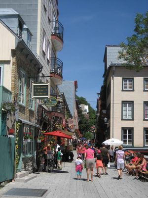 Trs pittoresque rue commerante de la Basse-Ville