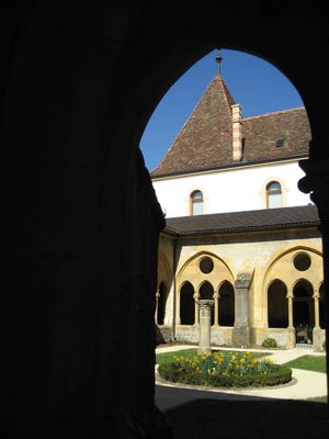 Le clotre de la collgiale invite  la vie monastique
