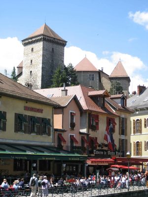 Tavernes au pied du chteau