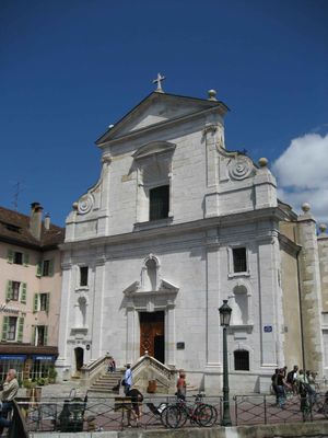 La belle faade blanche de St-Franois