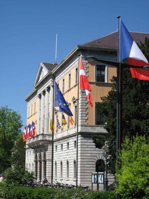 Un peu plus modeste que la prfecture, voici la mairie d'Annecy
