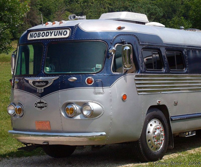 Nobodyuno ~ Flxible Bus