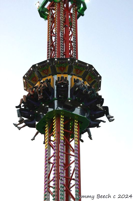 Super Shot amusement ride, on its way DOWN