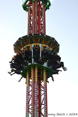 Super Shot amusement ride, on it's way DOWN