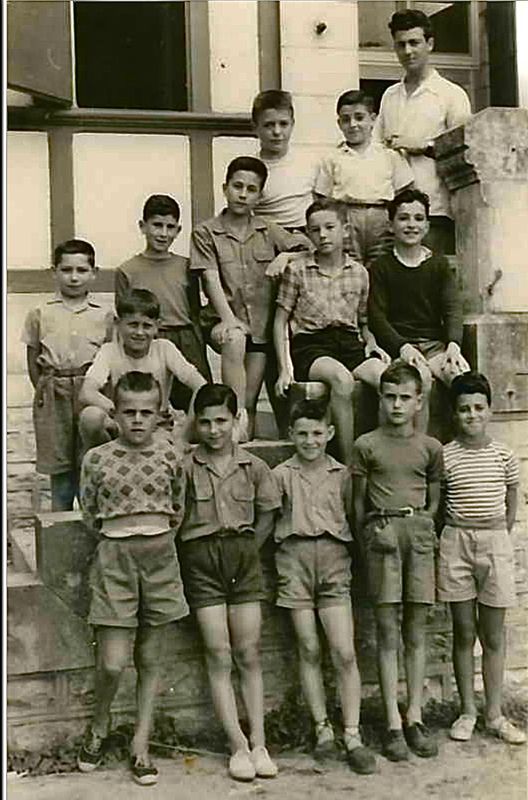 Equipe de jm (range du haut, second  p. de la gche),  la colonie Mouriscot (La Negresse)