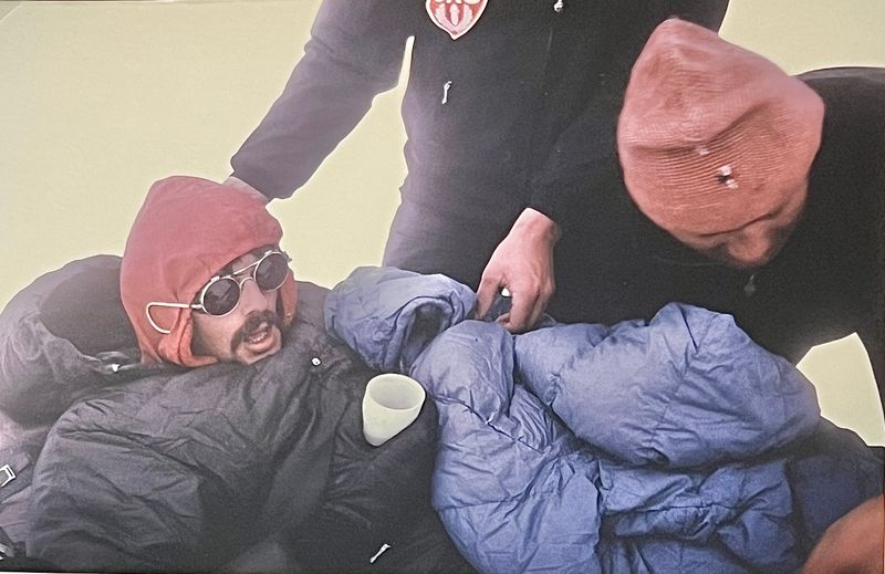 1974 - Anfoy pris en charge par les sauveteurs aprs son accident au col dAmoulat 2437 m