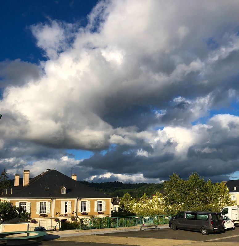 Monein. place de la Mairie