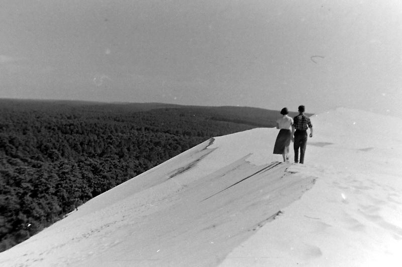10-11 juillet 1966 Bivouac Sur la dune du Pila. Chantal Jean, Anne, Franois