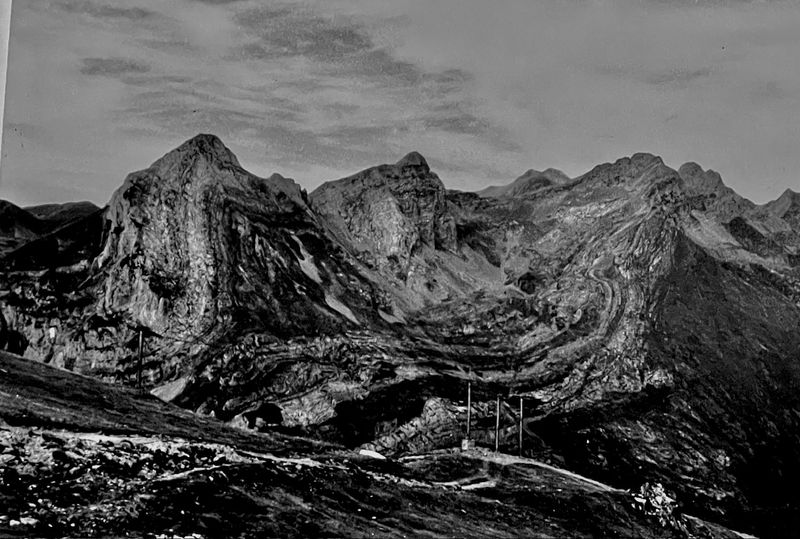 Ltonnant massif calcaire de Gourette vu des environs du col dAubisque