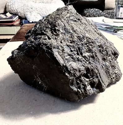Souvenir du Carbonifère dans les Pyrénées (bloc de charbon de 20 cm, 1,234 kg).