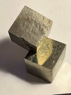 Cubes de pyrite (sulfure de fer)