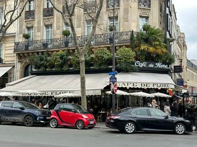 Le célèbre Café de Flore en face de la Brasserie Lipp