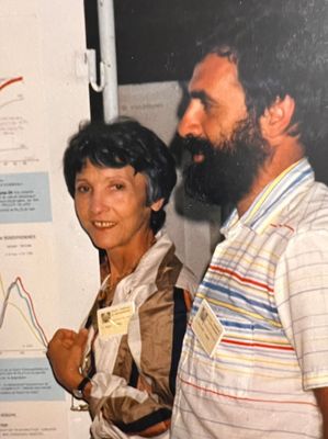 Elisabeth et Jacques devant le poster à présenter au prochain symposium