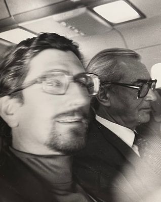 Selfie avant l’heure dans l’avion de Paris avec mon chef Claude qui lit Le Monde