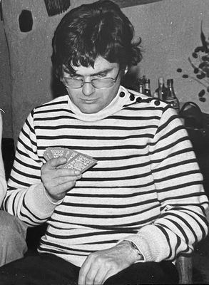 Joe joue aux cartes