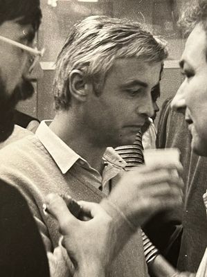 Claude… a le verre triste en 1977, méditant sur sa future promotion