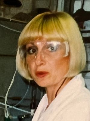 Sylvie confrontée aux dures réalité de la paillasse