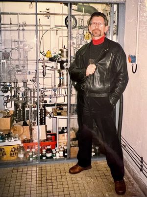 Devant un micro pilote de démonstration