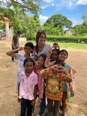 Soanne avec sa classe, au Cambodge