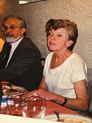 Geneviève au cours d’un repas de thèse