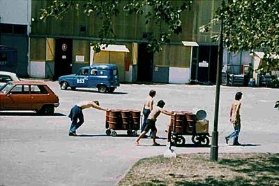 Main d’œuvre stagiaires bon marché sous un cagnard d’enfer