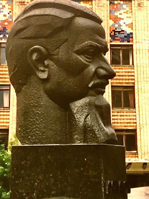 Statue d'Igor Kourtchatov devant l'institut éponyme à Moscou
