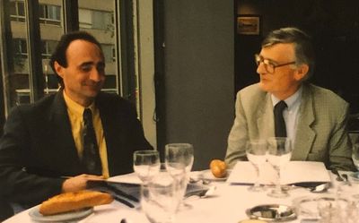 Yves (à dte) déjeune avec un prof de l'Université de Poitiers à la tour Elf
