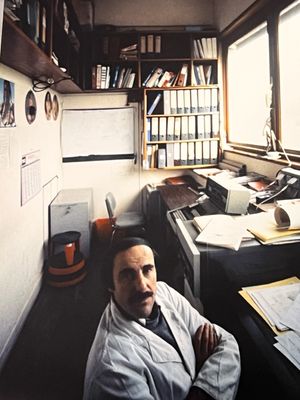 L.... dans son bureau