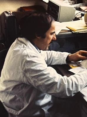 Claude L au travail dans son bureau