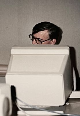 Yves essaie de comprendre une technologie qu'il n'utilisera jamais