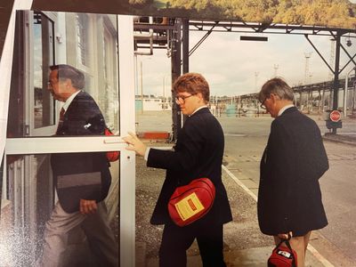 Yves fait visiter l’usine de Lacq à des Américains de passage