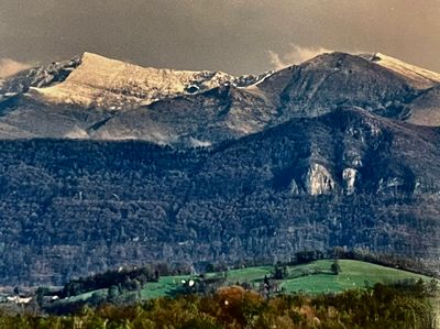 Le Rocher Blanc dans son environnement de montagnes 