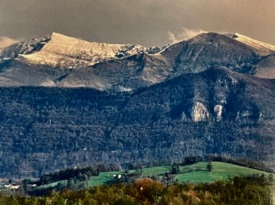 Le Rocher Blanc dans son environnement de montagnes
