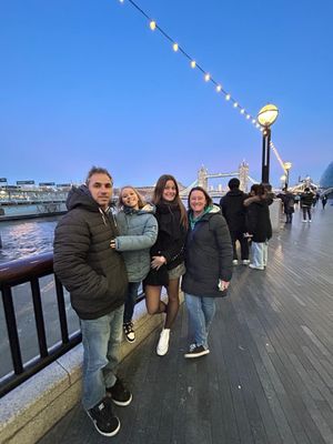 Maka et sa famille  Londres, sur les quais de la Tamise