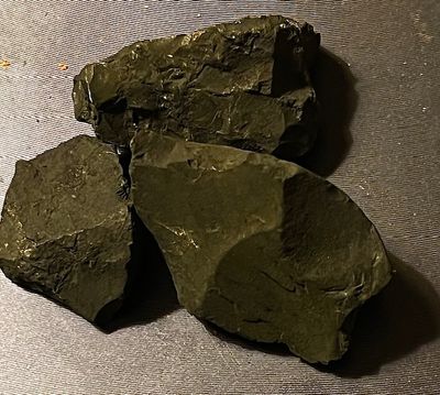 Shungite, varit de carbone partiellement cristallis class mineralode