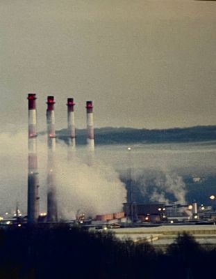 Les quatre cheminées de l'usine de Lacq
