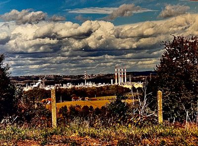 L'usine de Lacq surgissant de la campagne béarnaise