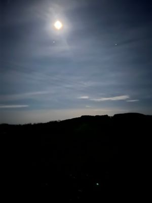 Lune du 17 décembre 2024 23 h, à l'Est