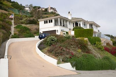 Malibu House David Lisa 6-6-24 (3) Exterior driveway Photo AI w.jpg