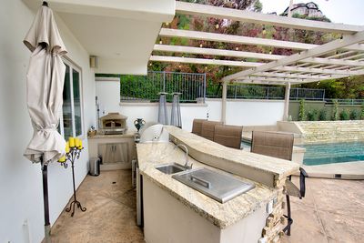 Malibu House David Lisa 6-6-24 (131) HDR_2) HDR_3) HDR_Balancer Outdoor kitchen Photo AI w.jpg