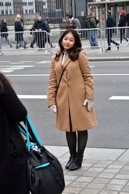 Sourire devant le Palais de Justice