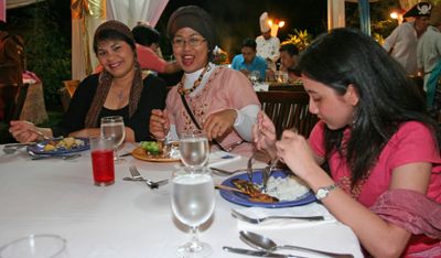 Ah we re being framed... who cares I'm eating.jpg