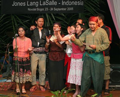 Hoooo..... we are singing not raping.jpg