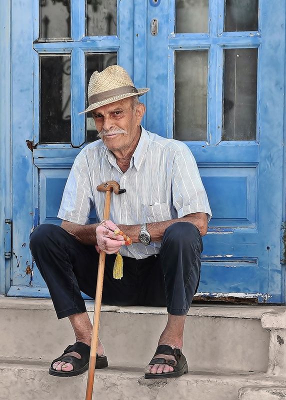 Old man in the pavements of Chora, Ios.