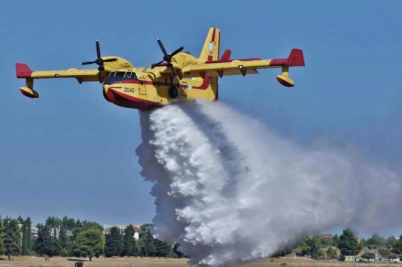Bombardier CL-415 Hellenic Air Force - Water drop demo.