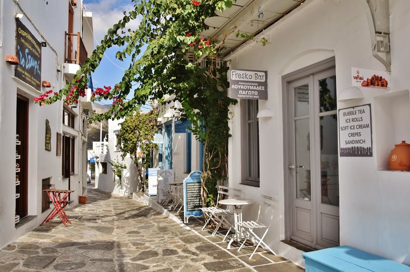 Early morning in the alleys of Apollonia.