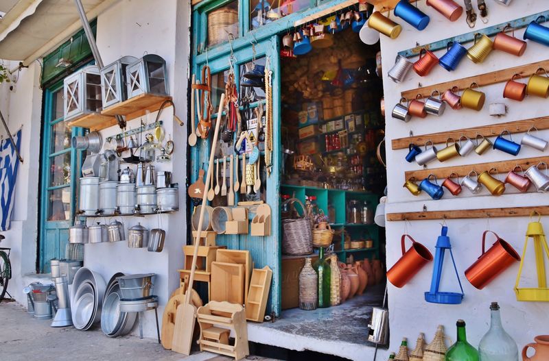 Theonas, traditional grocery.