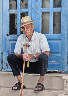 Old man in the pavements of Chora, Ios.